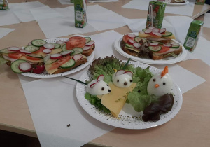 Na zdjęciu talerze z wiosennymi kanapkami oraz myszkami i kurczakiem z jajek.